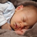 La femme aux escarpins roses garde son neveu