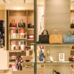 La femme aux escarpins roses et sa boutique de chaussures